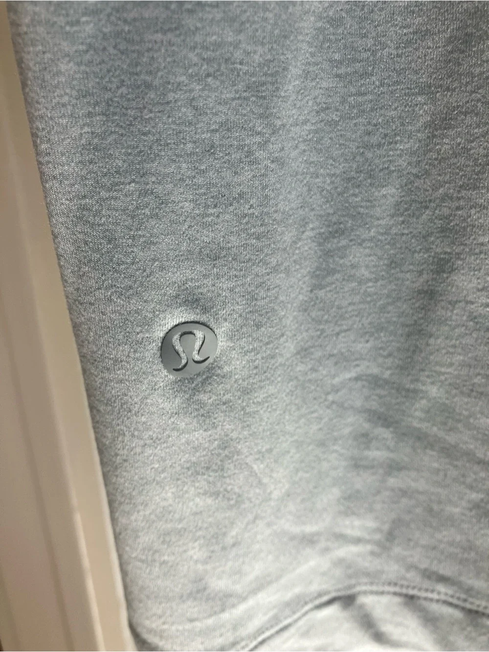 lululemon athletica men’s Heather Light Gray Crew Tee - Picture 4 of 4